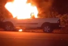 Veículo fica destruído após pegar fogo na AL 130, em Santana do Ipanema