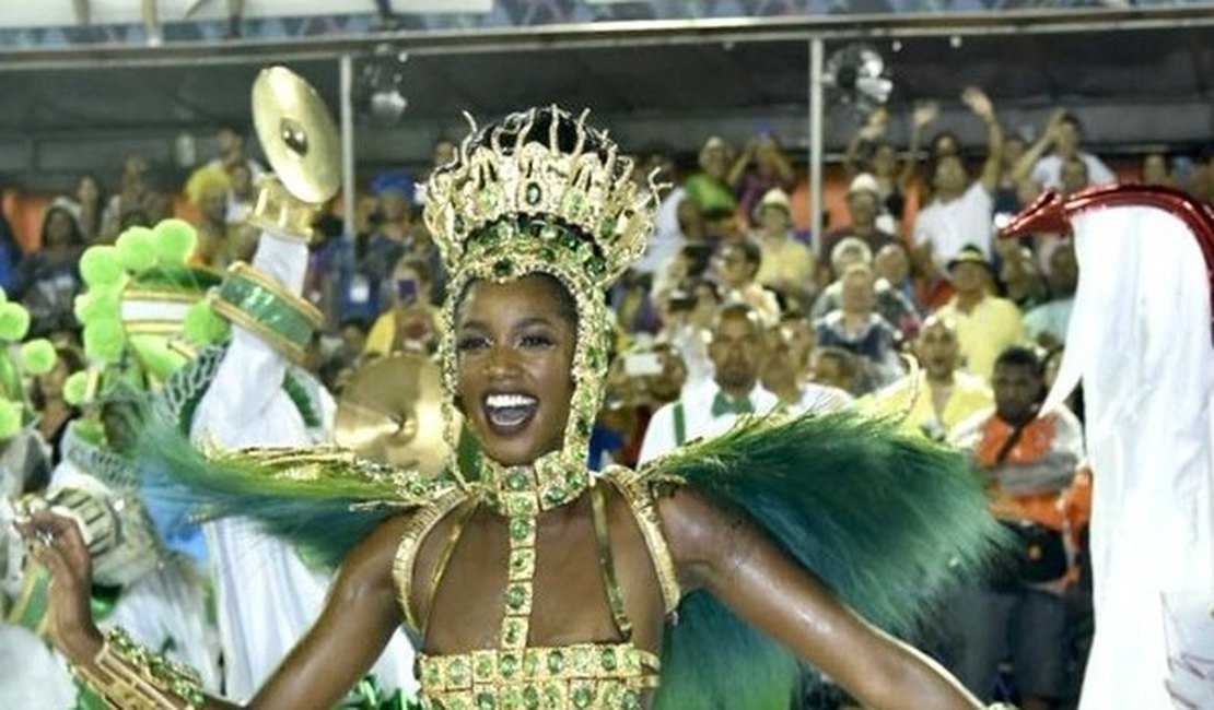 IZA conta como tem sido a quarentena e dá pista do que vem por aí