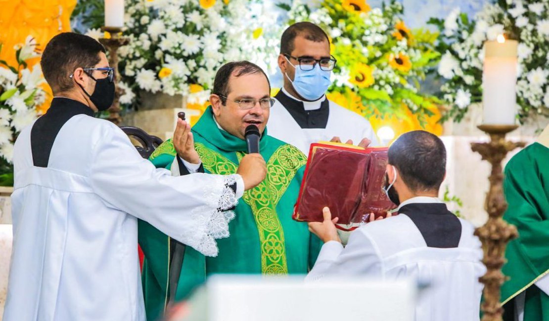 Vídeo. Padre Samuel Ventura recebe alta hospitalar após dias internado para tratamento da Covid-19