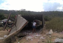 Carreta tomba na BR-101, em Pilar, e carga de papel higiênico é saqueada