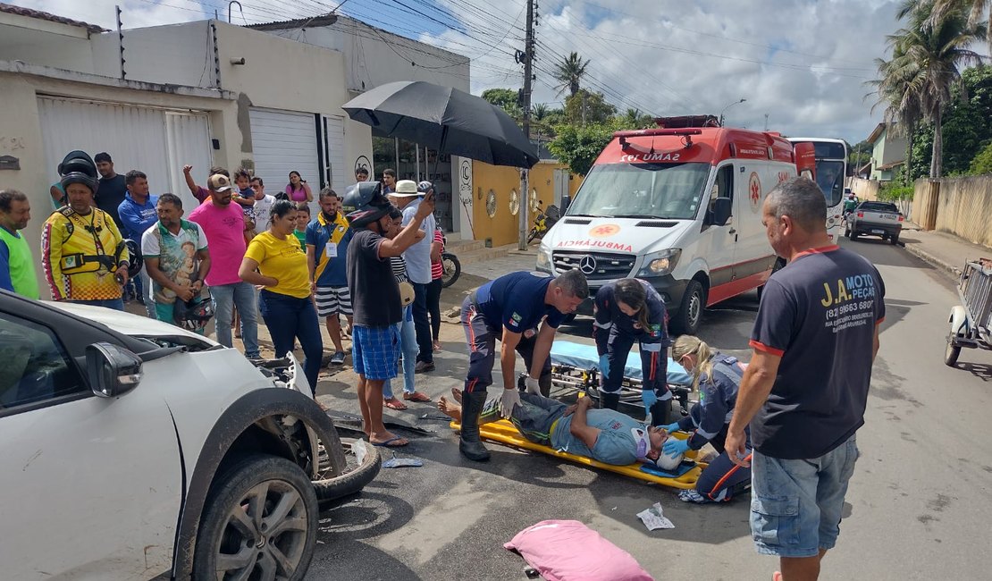 Colisão entre carro e moto deixa motaxista e passageiro feridos em Arapiraca