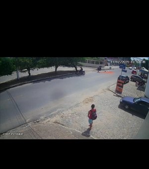 Vídeo mostra momento em que idosa que voltava das compras é atingida por motocicleta em Arapiraca; ASSISTA