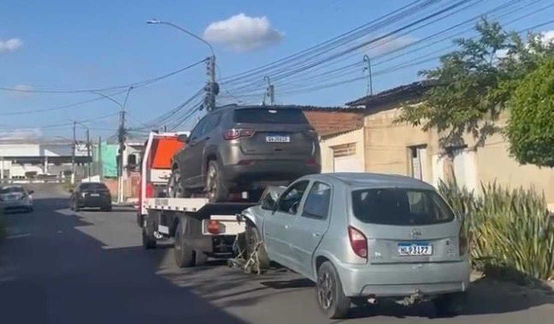 Colisão entre dois carros é registrada em cruzamento no bairro Santa Esmeralda, em Arapiraca