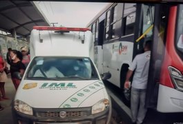 Durante discussão por uso de máscara, homem puxa faca e mata passageiro dentro de ônibus em Maceió