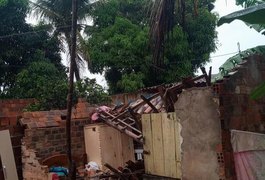 Casa desaba com pais e filho de 3 anos dentro, em Arapiraca; vizinhos realizam campanha para ajudá-los