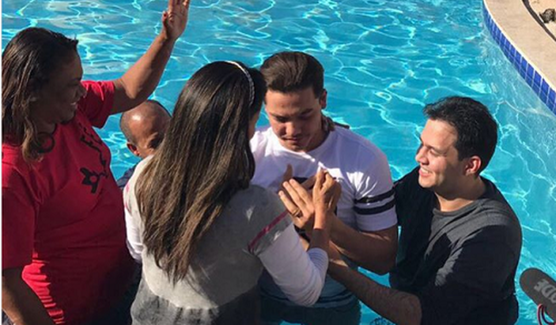 Wesley Safadão e Thyane recebem batismo em igreja evangélica