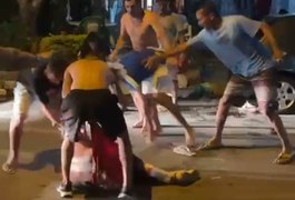 VÍDEOS: Homem é espancado no meio da rua e casa é invadida por torcedores após CRB x CSA