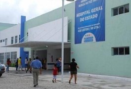 Jovem que aplicou silicone industrial no corpo continua internada no HGE, em Maceió