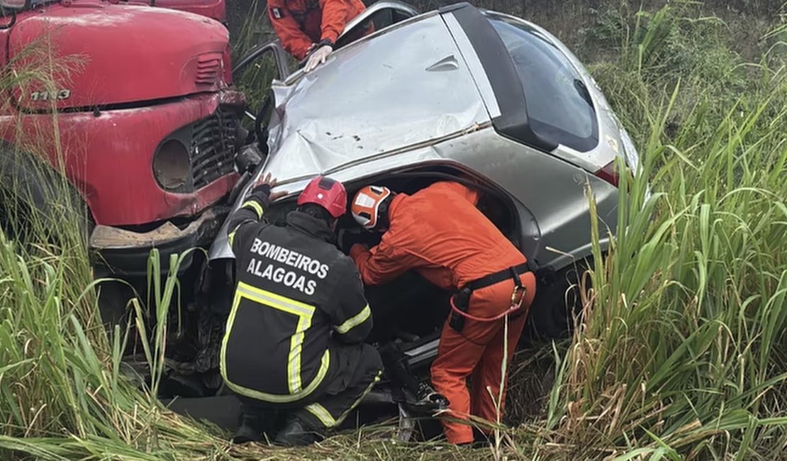 Trabalhador morre em grave acidente entre carro e caminhão em São Miguel dos Campos
