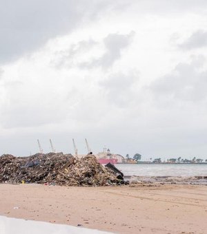 200 toneladas de lixo são arrastadas pela chuva para a Praia da Avenida, em Maceió