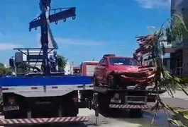 Motorista perde controle da direção e carro cai no Riacho Salgadinho, em Maceió