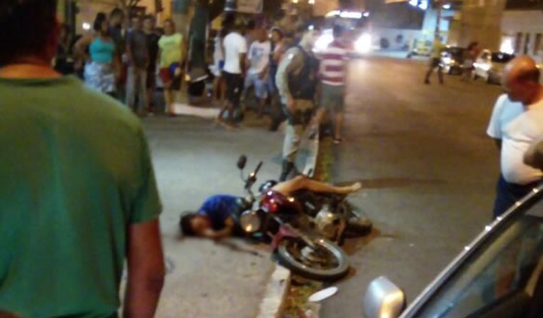 Motociclista é executado a tiros por dupla em praça pública