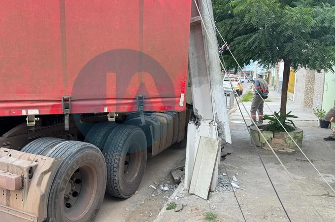 Carreta derruba poste após manobra em rua do bairro Brasília, em Arapiraca