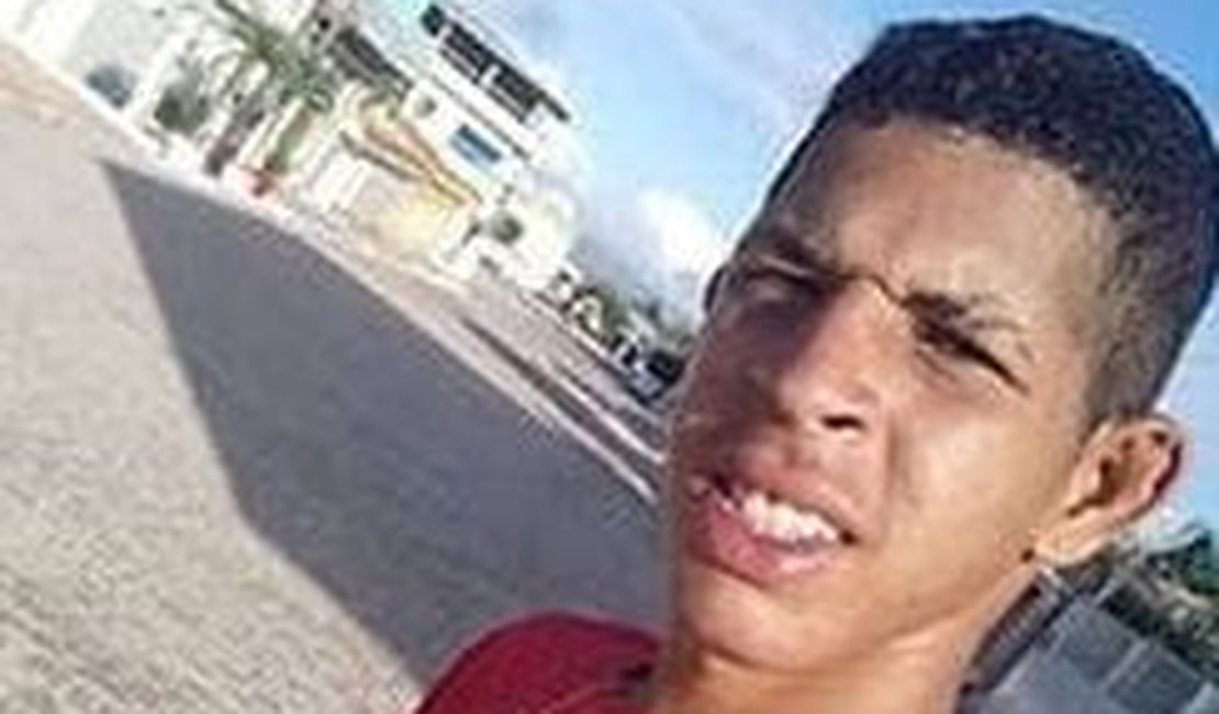 Homem morre e duas pessoas ficam feridas em acidente de moto no Sertão alagoano