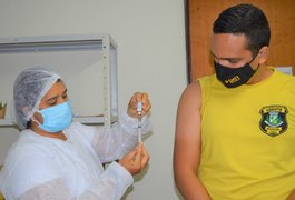 Agentes de trânsito de Arapiraca recebem primeira dose de vacina contra Covid-19