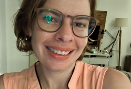 Professora da Ufal concorre a prêmio do TikTok com romance LGBT