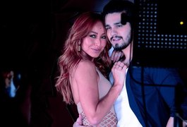 Sabrina Sato exibe barriga seca em campanha com Luan Santana