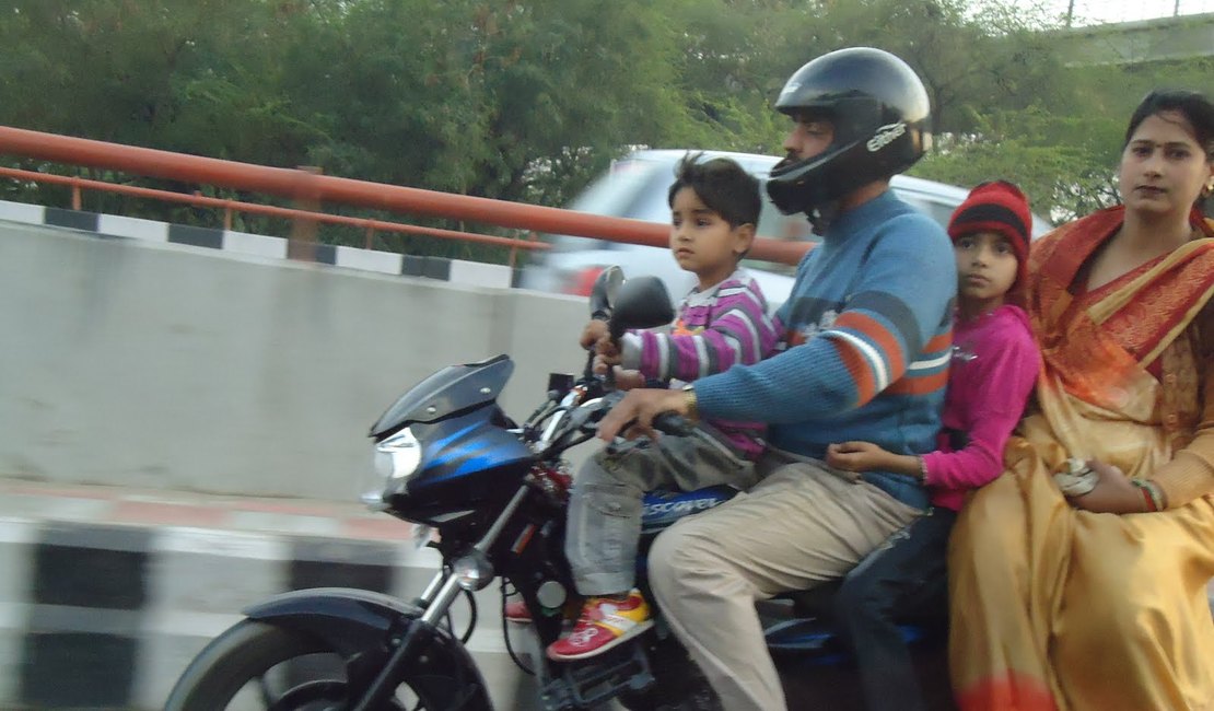 Crianças em motos: todo cuidado é pouco!