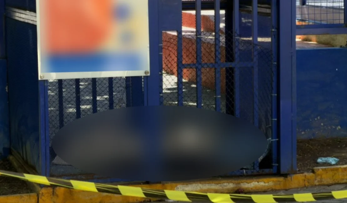 Homem encontrado morto estava sem roupas da cintura para baixo e com marcas de violência, na Ponta Verde