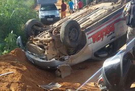 Viatura da PM capota após barra de direção quebrar na zona rural de Lagoa da Canoa