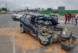 Carro fica com parte frontal destruída em batida com caminhão em Arapiraca