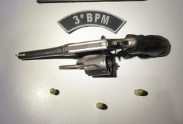 Jovem é preso por porte ilegal de arma de fogo durante abordagem da ROCAM em Arapiraca