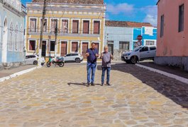 Prefeitura de Penedo reabre ao tráfego rua bicentenária pavimentada com rocha