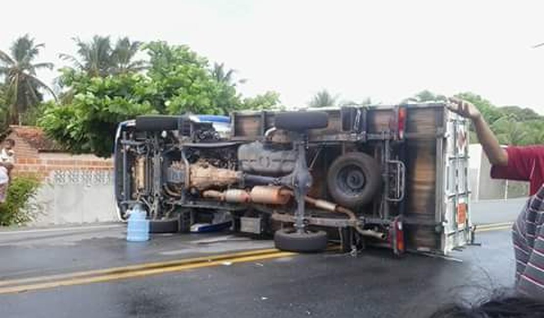 Caminhão carregado com botijões de gás tomba em Piaçabuçu
