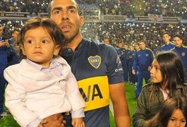 Jogador do Boca, Tevez diz que leva filho para apanhar em comunidade para ele não 'desmunhecar'