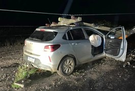 Motorista perde controle da direção e carro bate em poste de energia elétrica em Batalha