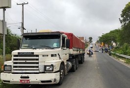 Motociclista morre após colidir frontalmente em carreta na BR-316, em Santana do Ipanema