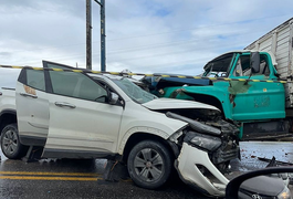 Grave acidente entre caminhão e caminhonete deixa vítima presa às ferragens.em rodovia alagoana
