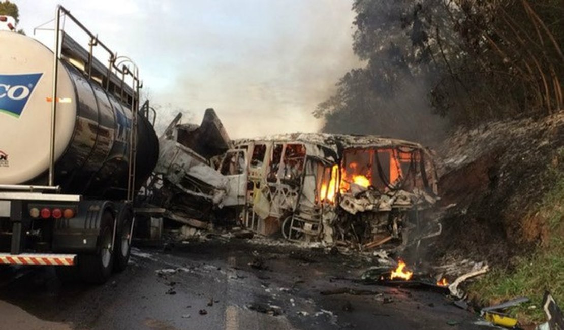 Acidente com ônibus deixa 20 mortos e vários feridos no Paraná