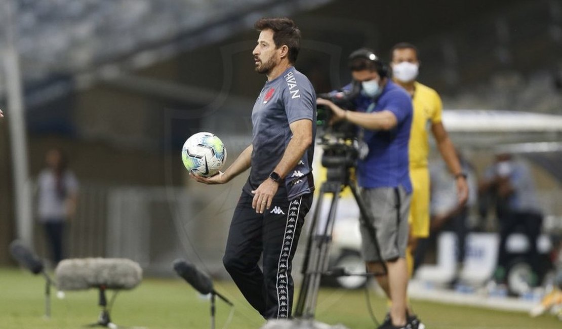 Após seis jogos sem vencer,  Vasco demite técnico Ramon Menezes