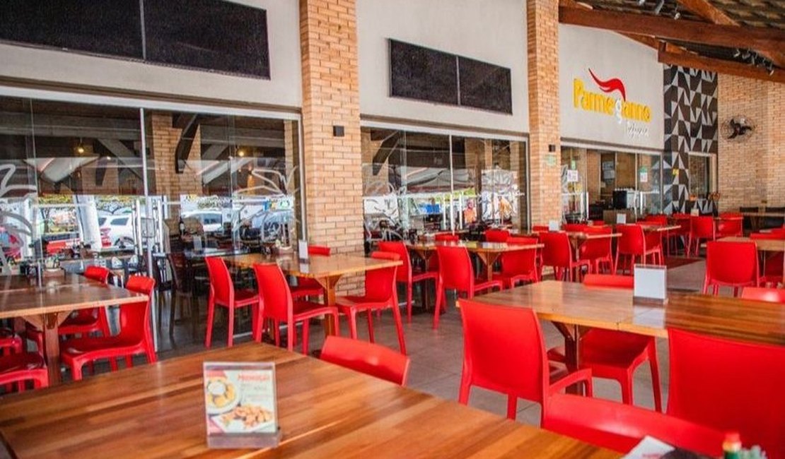 Parte do teto de restaurante cai e deixa turista mineiro ferido, em Maceió