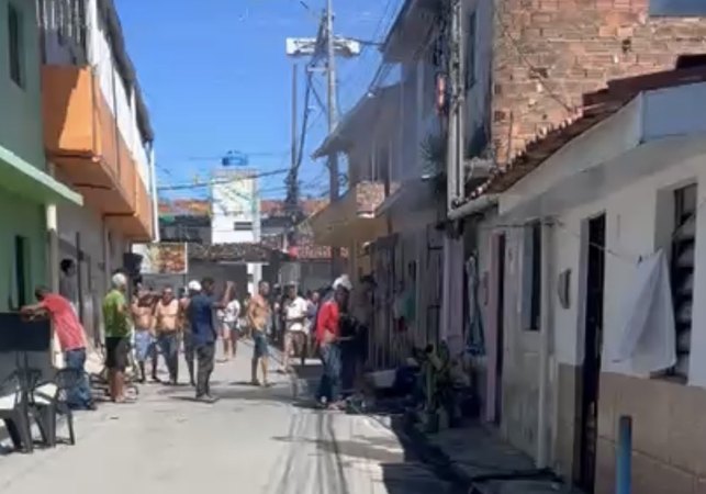 Explosão de botijão de gás deixa três feridos e provoca incêndio em residência no Jacintinho