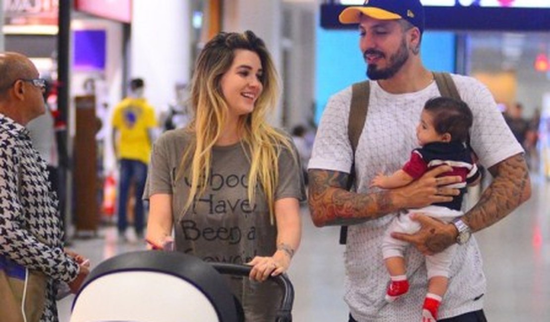 Ex-BBBs Aline e Fernando embarcam com o filho de 3 meses em aeroporto do Rio