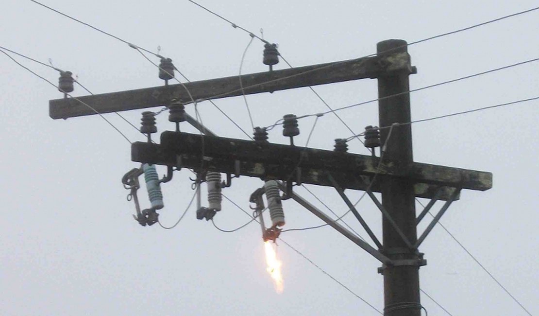 Moradores reclamam das constantes quedas de energia no bairro Santa Esmeralda em Arapiraca