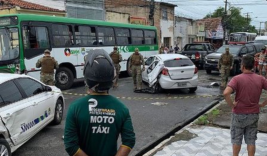 Fuga de suspeitos de assalto termina em troca de tiros e acidente em Maceió