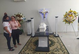 Caso Roberta Dias: familiares sepultam restos mortais após nove anos