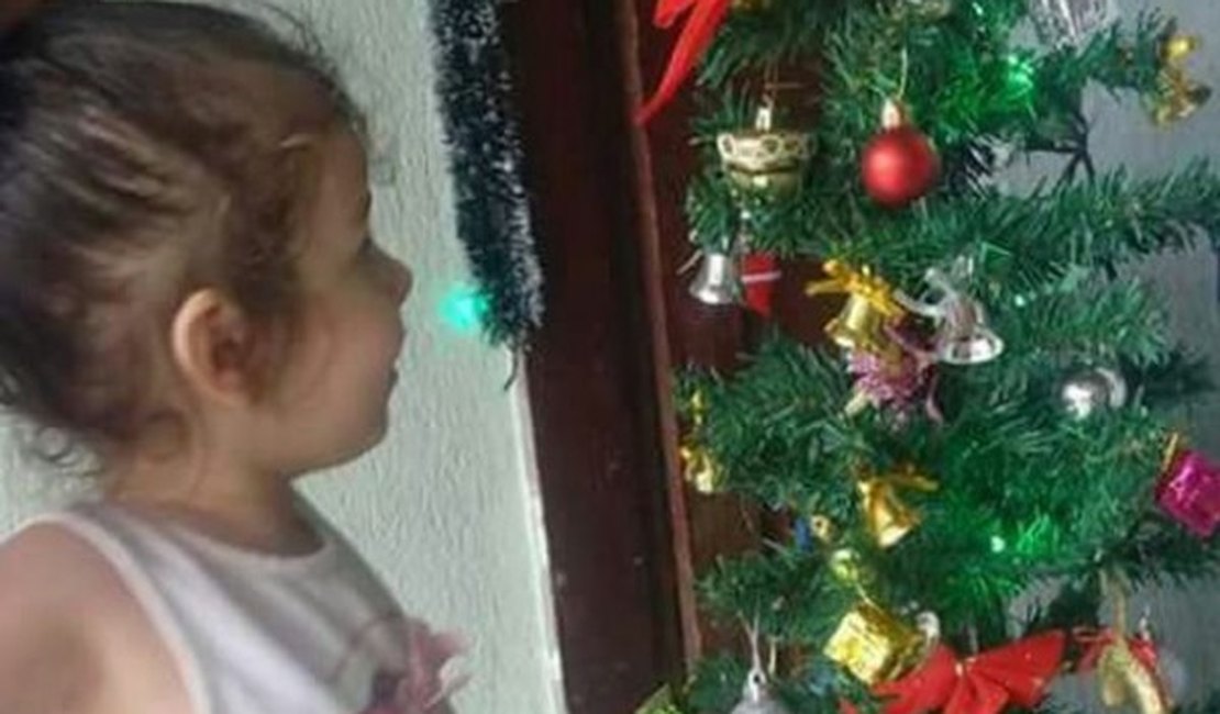 Menina que deixou de ser cega vê árvore de Natal pela 1ª vez