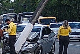 Mulher e criança de 3 anos ficam feridas após acidente de carro em Maceió