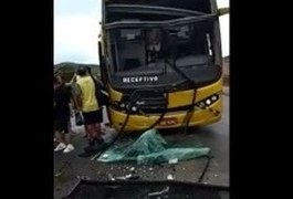 VÍDEO: Dois ônibus de turismo se chocam na AL-101 Norte, em Matriz de Camaragibe