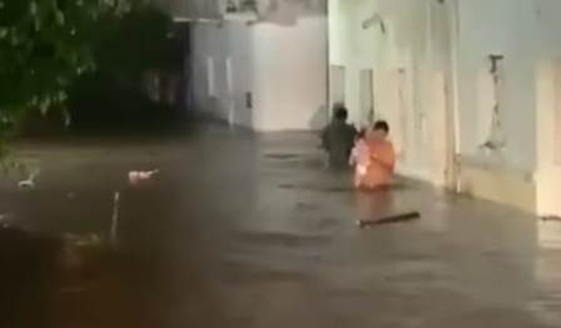 Homem salva bebê durante enchente em Santana do Ipanema