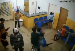 Vídeo. Família revoltada com morte de idoso quebra móveis de unidade de saúde no Agreste alagoano