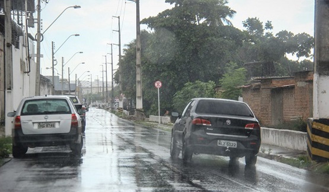 Pancadas de chuva podem ocorrer ainda na noite de hoje e se estender até a terça, alerta Semarh