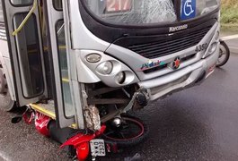 Acidente entre moto e ônibus deixa um morto e um ferido em Maceió