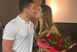 Jonas Esticado pede namorada em casamento dentro de cinema