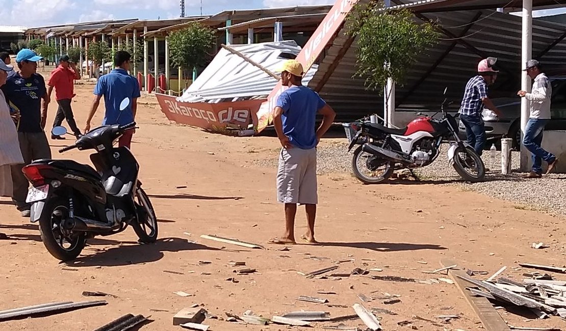 Forte ventania causa estragos e assusta arapiraquenses em Feira de Veículos