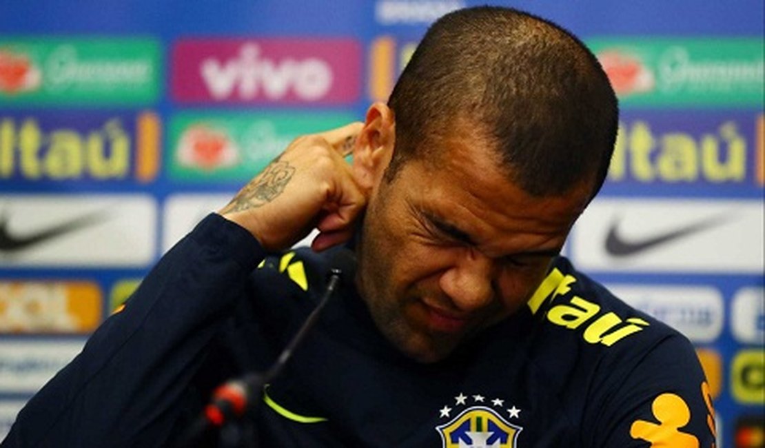 Declaração de Daniel Alves sobre morte de zagueiro incomoda imprensa italiana
